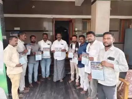 జూలై 7 ఒంగోలులో జరిగే మాదిగ మేలాకు సంబంధించి కరపత్రాలు విడుదల చేసిన మడకశిర మాజీ ఎమ్మెల్యే డాక్టర్ తిప్పేస్వామి.