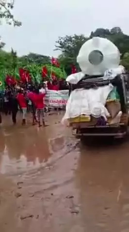 జే అన్నవరం రోడ్డుపై భారీ చెరువులు అందులో గుంతలు ఎలా ప్రయాణం చేయాలంటూ నిరసన తెలిపిన ఆదివాసి రాష్ట్ర గిరిజన సంఘం
