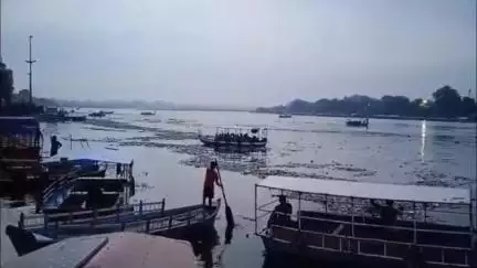 मथुरा: विश्राम घाट: शहर की गंदगी यमुना में समाई, आरती करने के दौरान श्रद्धालु की भावना हुई आहत