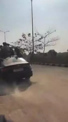 रायपुर: नवा रायपुर में कार को डगमगा कर स्टंटबाजी करते युवकों का वीडियो हुआ वायरल