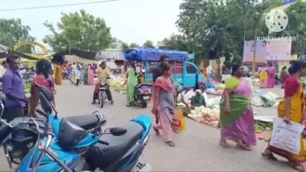 நாட்றாம்பள்ளி: வாரசந்தையின் அதிக சுங்ககட்டணம் வசூல் கட்டுப்படுத்தாவிடில் மறியல் போராட்டம் விவசாய சங்கத்தினர் எச்சரிக்கை முனிசாமி பேட்டி #localissue