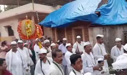 वेंगुर्ला: दाभोसवाडा येथे विठ्ठलरखुमाई मंदिरात सुरू असलेल्या अखंड वीणा सप्ताहाच्या पार्श्वभूमीवर काढलेल्या दिंडीने अवतरले प्रतिपंढर
