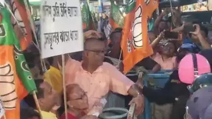 জলপাইগুড়ি: কসবা গন ধর্ষণ কান্ডের প্রতিবাদে রবিবার রাতে জলপাইগুড়িতে মিছিল বিজেপির যুব মোর্চা ও মহিলা মোর্চার