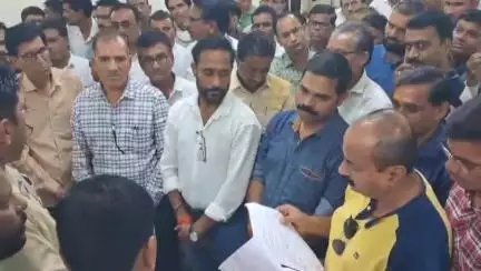 टोंकखुर्द: ब्लॉक के सभी शिक्षकों ने ई-उपस्थिति के विरोध में दिया ज्ञापन