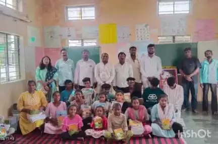 कोरपना: गरजू विद्यार्थ्यांना  पुस्तके वाटप कोरपणा येथील बुरड कामगारांच्या विद्यार्थ्यांना