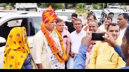भाजपाइयों ने टोडाभीम सीमा में प्रवेश करने पर मंत्री का माला-साफा पहनाकर किया स्वागत, क्षेत्रीय मुद्दों पर हुई चर्चा