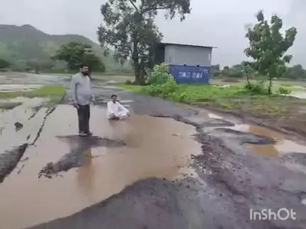 महाड: कर्जत कोंडीवडे या राज्यमार्ग रस्त्यावर शिरसे गावच्या हद्दीत निर्माण झालेल्या खड्ड्यांमुळे वाहतूक कोंडी