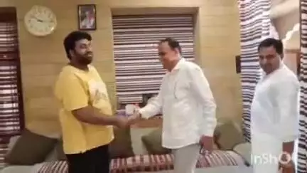 जैसलमेर: सांसद हनुमान राम बेनीवाल का जैसलमेर पहुंचने पर पूर्व प्रधान अमर दिन फकीर ने किया स्वागत, संगठन को लेकर हुई चर्चा