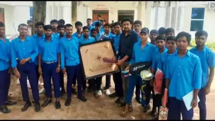 जामताड़ा: उपायुक्त के निर्देश पर दुलाडीह के छात्रों को मिली खेल सामग्री, छात्रों में खुशी