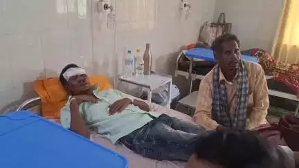 केरसई: केरसई के किनकेल में मोटरसाइकिल दुर्घटना में गिरने से युवक के माथे पर आई चोट