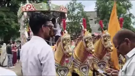 महिदपुर: 43 साल तक एक ही स्कूल में बच्चों का भविष्य बनाने वाले शिक्षक के रिटायरमेंट में उमड़ा पूरा गांव