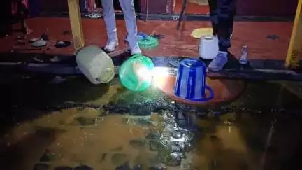 মঙ্গলকোট: রাতের অন্ধকারে চোলাইয়ের ঠেকে মঙ্গলকোট আবগারি বিভাগের, উদ্ধার ১০ লিটার চোলাই মদ, কারবারিদের সন্ধানে খোঁজ চালাচ্ছে পুলিশ