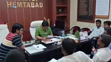 হেমতাবাদ: হেমতাবাদ বিডিও অফিসের সামনে বিক্ষোভ দেখানোর পাশাপাশি বিডিও কে ডেপুটেশন বাম কংগ্রেস নেতৃত্বর