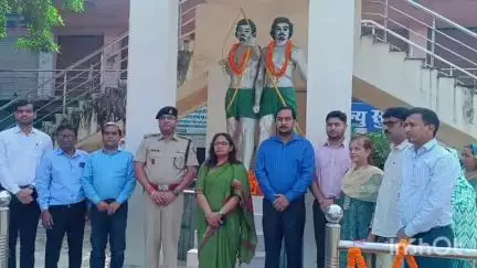 गोड्डा: गोड्डा में हूल दिवस पर उपायुक्त एवं पुलिस अधीक्षक ने सिदो-कान्हू की प्रतिमा पर माल्यार्पण कर नमन किया