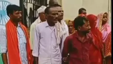 सिधौली: सीतापुर के रायगंज में 12 परिवारों का एकमात्र रास्ता बंद, अवैध कब्जे से ग्रामीण परेशान, SDM को दिया ज्ञापन