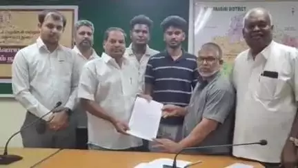 கிருஷ்ணகிரி: ஆட்சியர் அலுவலகத்தில் பறக்கும் படை தாசில்தார் வருவாய் ஆய்வாளரை மாற்ற வயிற்றில் அடித்துக்கொண்டு எரிவாயு நுகர்வோர் கூட்டத்தில் வலியுறுத்தல்