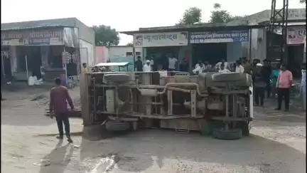 चौमूं: कालाडेरा चोंमू सड़क मार्ग पर खड्डों में तब्दील सड़क पर लोहे की सरियों से भरी पिकअप पलटी, ग्रामीणों में आक्रोश
