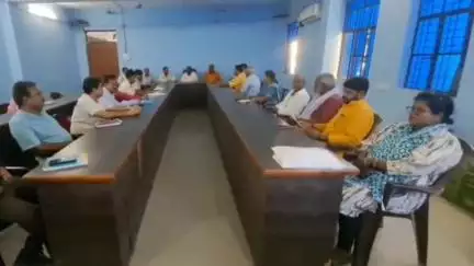 कुमारखंड: कुमारखंड प्रखंड कार्यालय परिसर के सभागार में कार्यान्वयन की बैठक आयोजित की गई