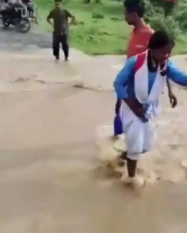 सूरजपुर जिले के धरसीडीह गांव में नदी में पल न होने से ग्रामीण और बच्चे जान जोखिम डालकर कर रहे हैं आना-जाना