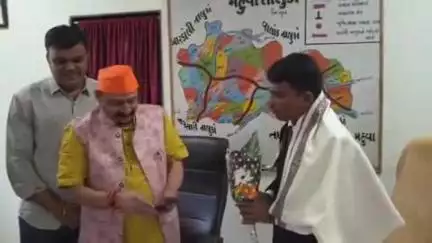 મહુવા: મહુવા તાલુકા વિકાસ અધિકારી વય નિવૃત થતા તાલુકા પંચાયત ખાતેથી વિદાય અપાઈ.