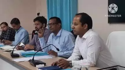 नवादा: मतदान केंद्र के युक्ति कारण एवं विशेष गहन पुनरीक्षण 2025 को लेकर डीएम ने राजनीतिक दलों के प्रतिनिधियों के साथ की बैठक