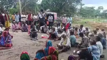 ଭଞ୍ଜନଗର: ଗୋଳା ବାରୁଦ କାରଖାନା ବନ୍ଦ କରିବା,ଭୁମହୀନଙ୍କୁ ଜମି ପଟ୍ଟା ପ୍ରଦାନ ଦାବିରେ ଜଗନ୍ନାଥ ପ୍ରସାଦ ତହସିଲ କାର୍ଯ୍ଯାଳୟରେ ବିକ୍ଷୋଭ