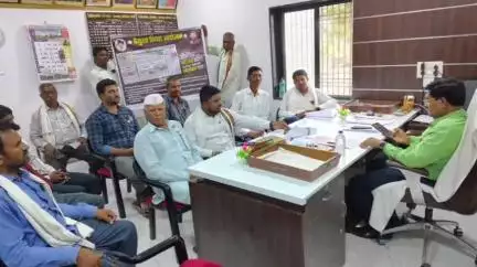 चिखली: ब्रिटिशकालीन इमारत पाडकामप्रकरणी सर्वपक्षीय नेत्यांचे चिखलीत ठिय्या आंदोलन