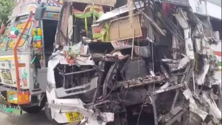 मेहसी: मेहसी थाना क्षेत्र के बथना पेट्रोल पंप के समीप तेज रफ्तार बस ने खराब सड़क किनारे खड़ी ट्रक में मारी टक्कर, यात्री घायल