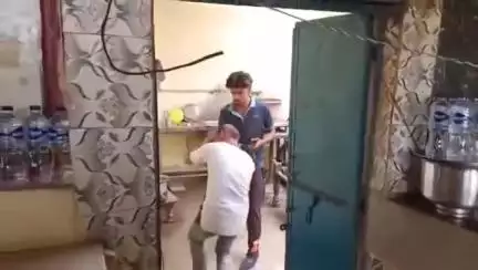 कांवड़ यात्रा शुरू होने से पहले कुछ हिन्दू संगठन मुजफ्फरनगर में पंडित जी वैष्णो ढाबे पर पहुंचे। कर्मचारियों से आधार कार्
