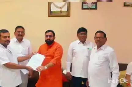 चंद्रपूर: नेताजी नगर भद्रावती येथील शाळेसाठी मूलभूत सुविधा पुरवण्याची मागणी आमदार करण देवतळे यांच्याकडे