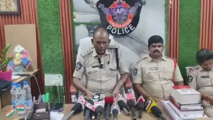 ఆదివారం రాత్రి పెద్దాపురం మరిడమ్మ జాతర మహోత్సవాల్లో జరిగిన ఘర్షణపై మీడియాతో మాట్లాడిన పెద్దాపురం డిఎస్పి శ్రీహరి రాజు.