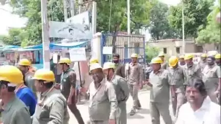 ಬಾಗೇಪಲ್ಲಿ: ಸಾರ್ವಜನಿಕರಿಗೆ ವಿದ್ಯುತ್‌ ಸುರಕ್ಷತಾ ಜಾಗೃತಿ ಅಗತ್ಯ-ಪಟ್ಟಣದಲ್ಲಿ ಜಿಲ್ಲಾ ಕಾರ್ಯನಿರ್ವಾಹಕ ಇಂಜಿನಿಯರ್ ರಮೇಶ್ ಕುಮಾರ್ ಹೇಳಿಕೆ