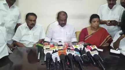 திண்டுக்கல் கிழக்கு: திமுக அமைச்சர் கலந்து கொண்ட அரசு நிகழ்ச்சியில் முன்னாள் முதல்வர் படத்தை குப்பையில் வீசியதை கண்டித்து அதிமுக அலுவலகத்தில் முன்னாள் அமைச்சர் கண்டனம்
