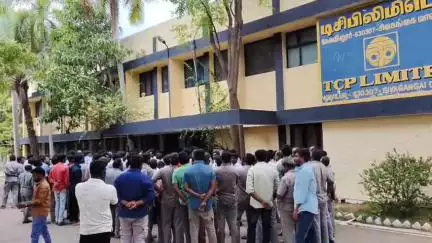 காரைக்குடி: TCPL கெமிக்கல் ஆலை நஷ்டத்தால் மூடப்படுவதாக அறிவிப்பு"பணப் பலன்களை வழங்க வலியுறுத்தி தொழிலாளர்கள் உள்ளிருப்பு போராட்டம் "