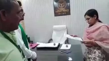 बिसौली: बदायूं की भाकियू लोक शक्ति ने किसानों की समस्याओं को लेकर मुख्यमंत्री को ज्ञापन नायब तहसीलदार को दिया