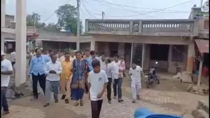 जळगाव: शिरसोली, पाथरी, लासगाव आणि बांबरूड येथे जिल्हा परिषद सीईओंचा दौरा: गैरहजर कर्मचाऱ्यांचे वेतन थांबवण्याचे आदेश