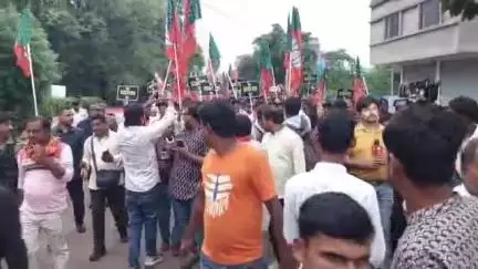 ডেবরা: ডেবরায় কন্যা সুরক্ষা যাত্রায় উপস্থিত রাজ্যের বিরোধী দলনেতা শুভেন্দু অধিকারী, ডেবরা ওভারব্রীজের নীচে হলো পথসভা