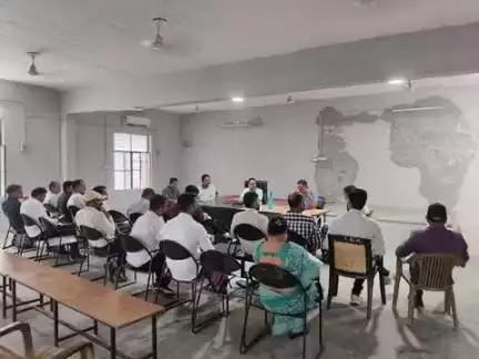 धरियावद: धरियावद उपखंड अधिकारी ने तहसील सभागार में साप्ताहिक बैठक ली, दिए आवश्यक निर्देश