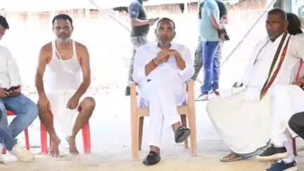 मेहसी: रानीपट्टी के विनोद राय के पुत्र की कुछ दिनों पूर्व असामाजिक तत्वों द्वारा हत्या, परिजनों से मिले विधायक