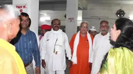 देेेवरिया: देवरिया में ईवीएम-वीवीपैट वेयरहाउस का निरीक्षण डीएम ने किया, राजनीतिक दलों के प्रतिनिधि भी रहे मौजूद