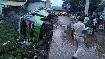 डिंडौरी: अझवार गांव में बस पलटी, नौ लोग घायल, जिला अस्पताल में उपचार जारी