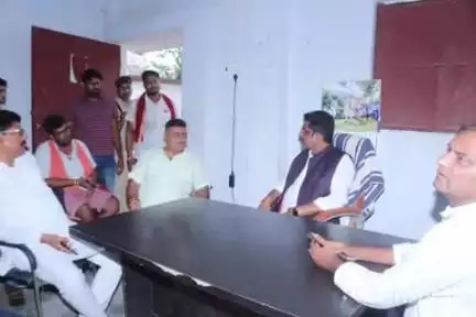शाम्हो अकहा कुरहा: मटिहानी विधायक ने शाम्हो प्रखंड कार्यालय में बाढ़ पूर्व तैयारियों को लेकर अधिकारियों के साथ की समीक्षा बैठक