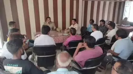 फरेंदा: बृजमनगंज थाना परिसर में थानाध्यक्ष सत्य प्रकाश सिंह ने व्यापारियों के साथ सुरक्षा और यातायात व्यवस्था पर चर्चा की