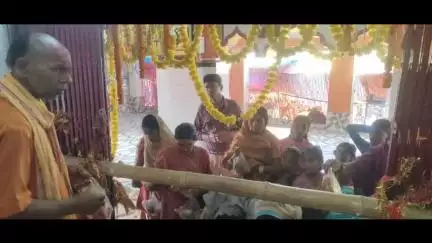 नबीनगर: मंगल बाजार में दूसरे सोमवारी को पूजन के लिए सोखा बाबा मंदिर में उमड़ी श्रद्धालुओं की भीड़