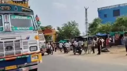 लक्ष्मणगढ़: रामगढ़ शेखावाटी बाईपास पर ट्रक ने बाइक को मारी टक्कर, बाइक सवार 2 युवक गंभीर घायल