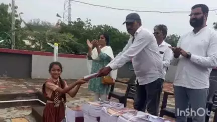 માંગરોળ: માંગરોળ તાલુકા વિકાસ અધિકારી ની ઉપસ્થિતિમાં માંગરોળ ની સરકારી શાળામાં ભણતા મહેર સમાજના વિદ્યાર્થીઓને નોટબુક વિતરણ કરી