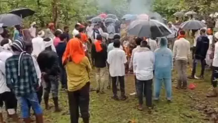 पुसद: बाळदी गावात भर पावसात प्रेताला अग्नी