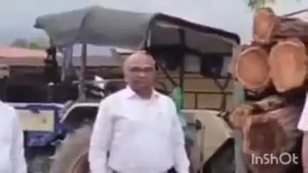 धौरहरा: शीशम कटान पर प्रशासन का डंडा, SDM ने टायर चौराहे पर अवैध लकड़ी से भरी ट्रैक्टर ट्रॉली पकड़ी, लकड़ कट्टों में मचा हड़कंप