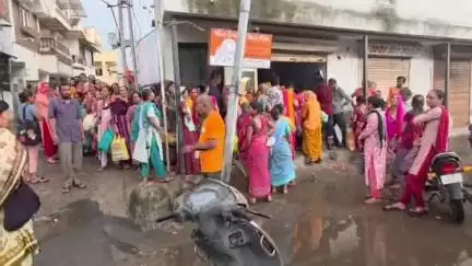 નડિયાદ: શહેરના પશ્ચિમ વિસ્તારમાં સસ્તા અનાજની દુકાન બહાર ગ્રાહકો લાંબી કતારમાં ઉભા રહેવા મજબૂર થયા. #Jansamasya