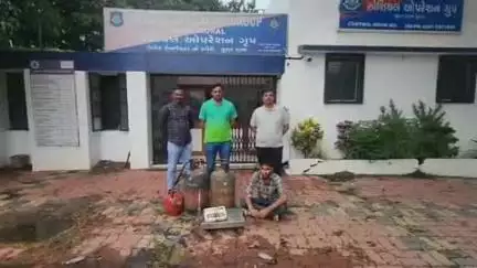માંડવી: માંકના ગામેથી પોલીસે ગેસ રિફલિંગ કરતા ઇસમને ઝડપી લીધો.